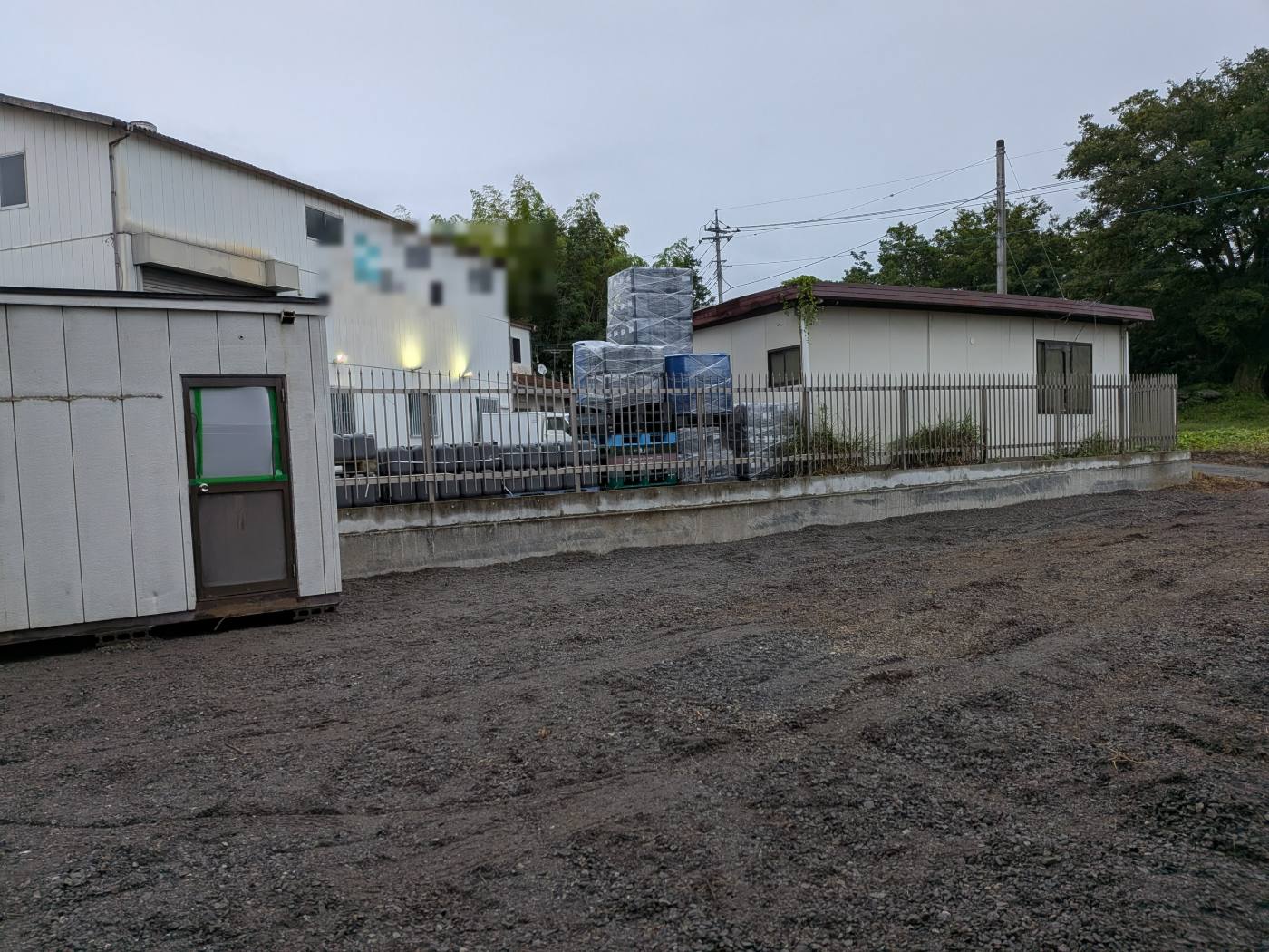 スーパーハウスのドアと前の敷地