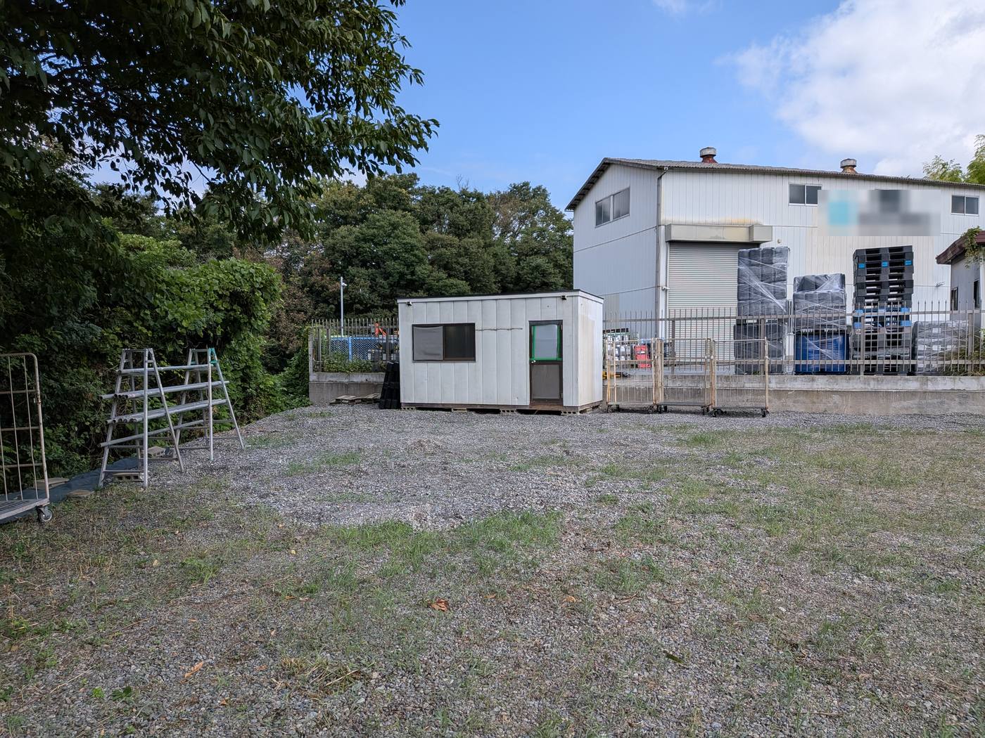 置き場の奥に建つスーパーハウス