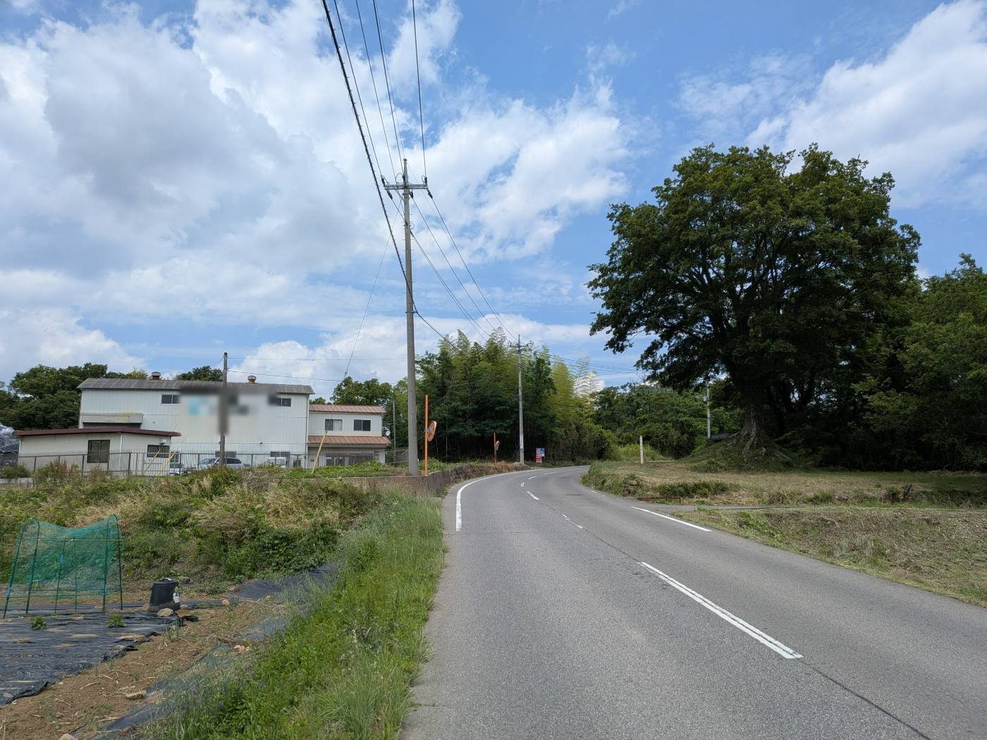 倉庫の手前の道路のカーブ