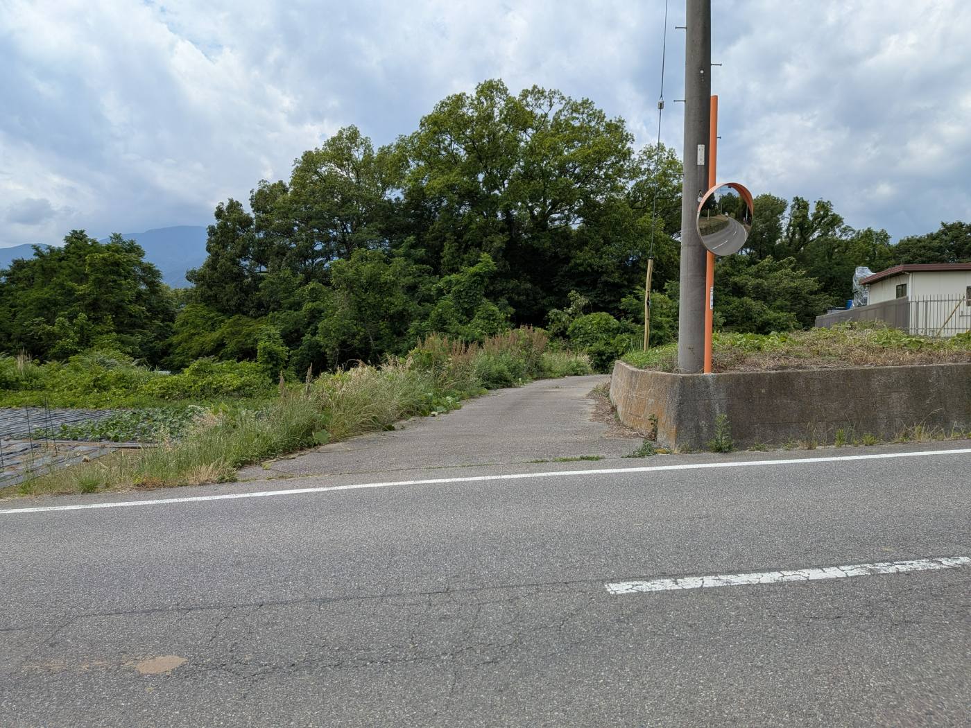 道路の正面から見た坂道の入口